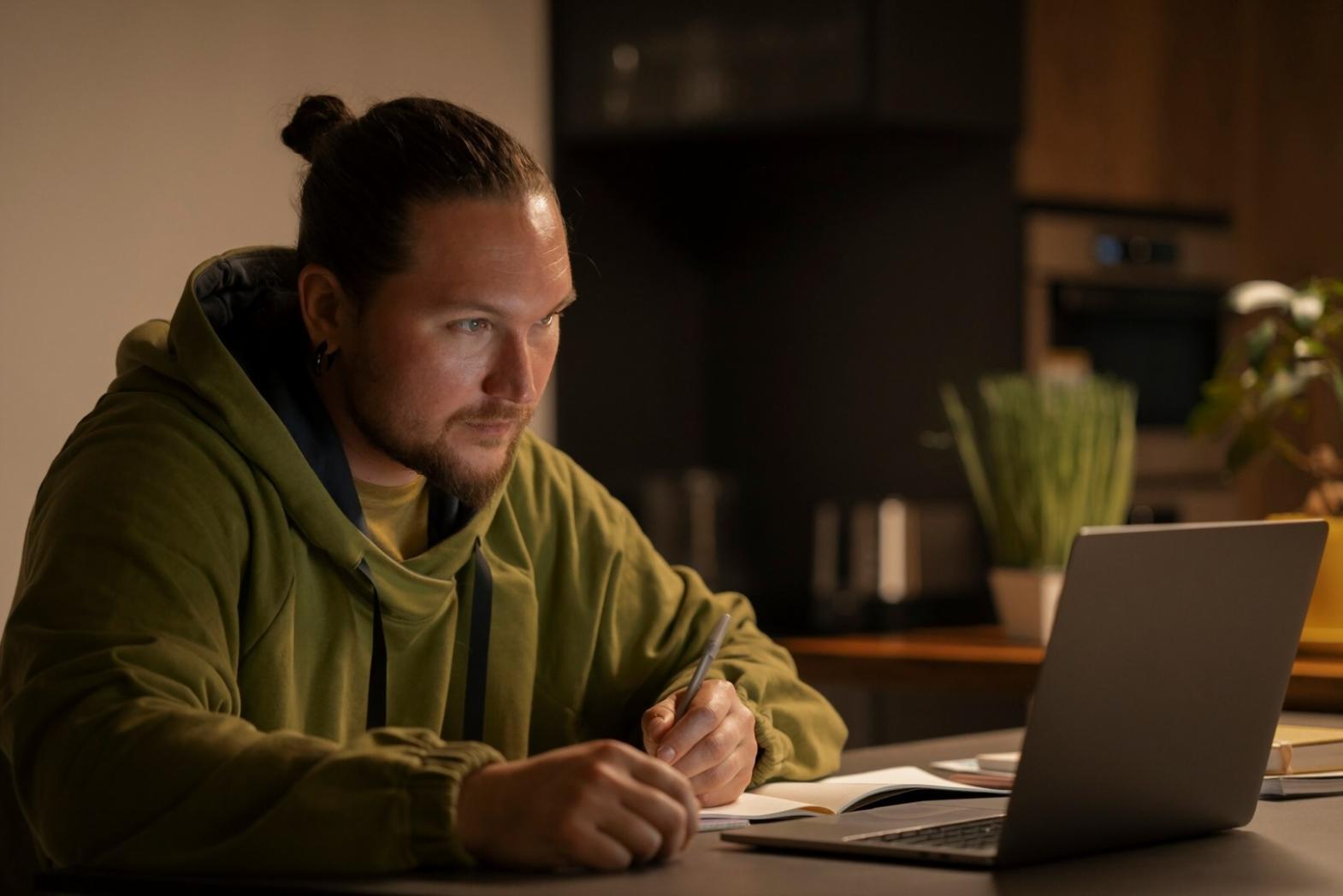 Aula di scrittura comica con studenti durante esercizio pratico